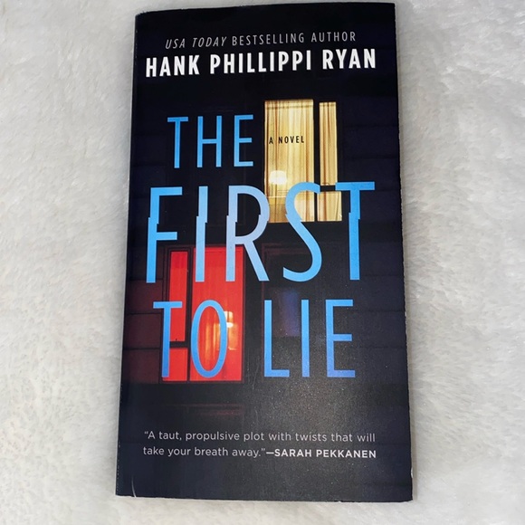 EUC Pocket Paperback book "The First to Lie” by Hank Phillippi Ryan - Picture 1 of 10
